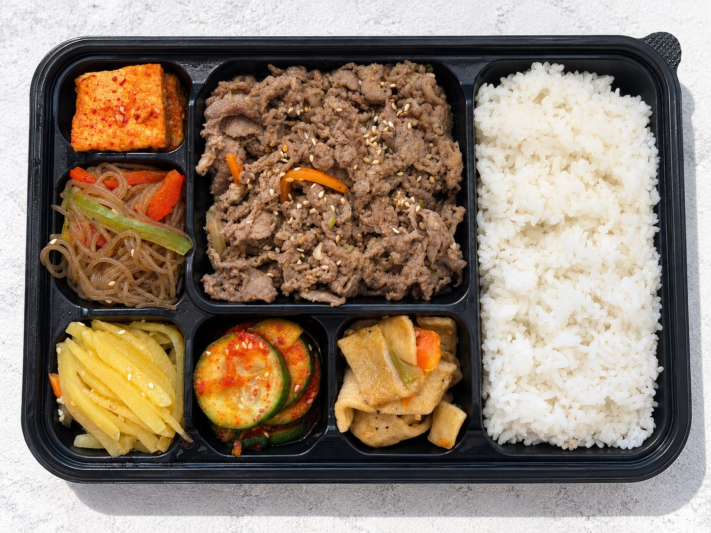 Bulgogi dosirak box with rice, bulgogi and banchan